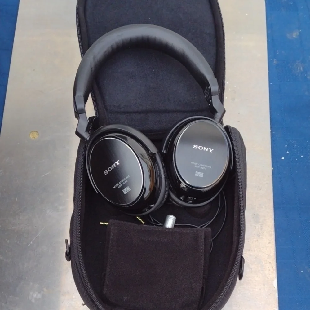 Sony MDRzx750bn Black Over-Ear Noise Cancelling Stereo Headset with Case NWOT